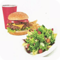 Burger mit Pommes frites und Salat